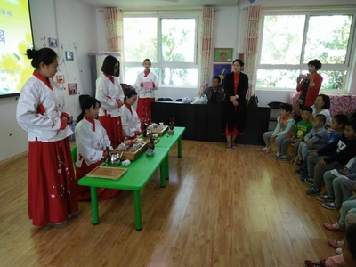 嶗山區(qū)洪園社區(qū)幼兒園開(kāi)展了茶藝進(jìn)課堂活動(dòng)